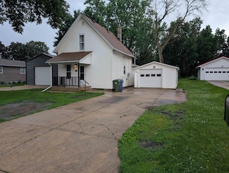 204 8th St, Charles City, IA 50616