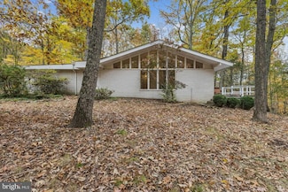 135 Lizzie Mills Rd, Castleton, VA 22716