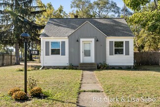 961 Wendover Blvd, Norton Shores, MI 49441