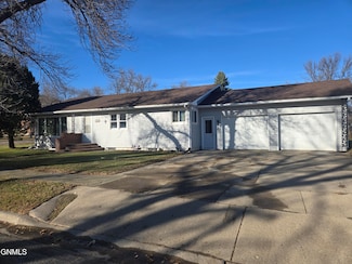 401 N 1st St, Strasburg, ND 58573