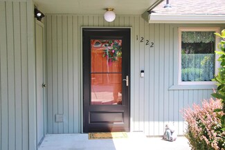 1222 SE Roundtable Dr, Grants Pass, OR 97526