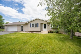 332 12th St, Plainwell, MI 49080
