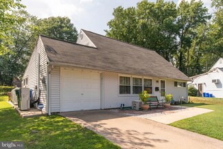 15 Peppermint Rd, Levittown, PA 19056