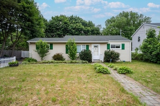 609 Michigan Ave, Bellport, NY 11713