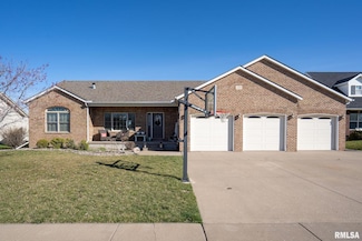 922 W Scott St, Eldridge, IA 52748