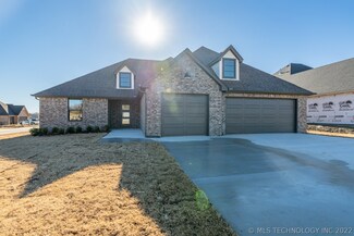 3103 N Hilltop Dr, Catoosa, OK 74015