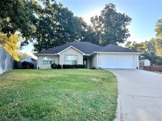 100 Reagan Ct, Palestine, TX 75801