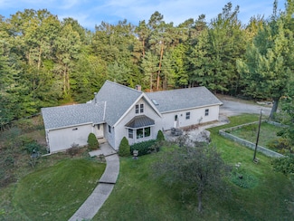 16577 James St, Holland, MI 49424