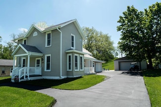 430 Prospect Ave, Pewaukee, WI 53072