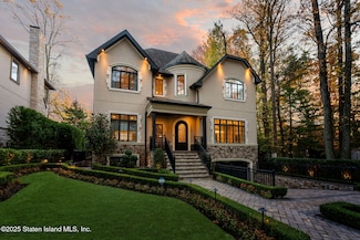 312 London Rd, Staten Island, NY 10306