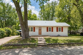 906 W Pearl St, Savannah, MO 64485