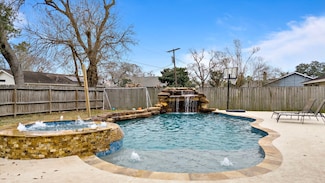 218 Englewood Dr, League City, TX 77573