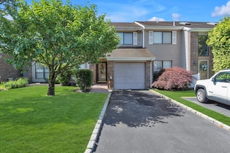 239 Pond View Ln, Smithtown, NY 11787
