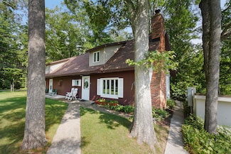 8562 W Higgins Lake Dr, Roscommon, MI 48653