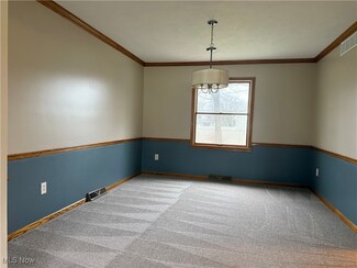 247 Maple Ave, Cortland, OH 44410