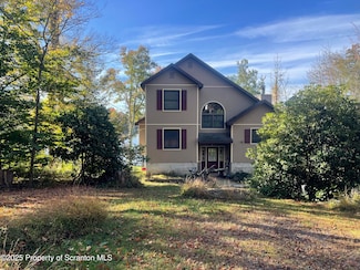 111 E Island Ln, Lake Ariel, PA 18436