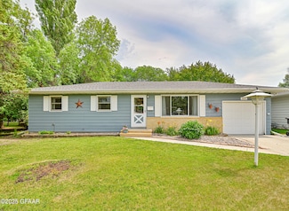 2515 Oak St, Grand Forks, ND 58201