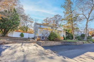 10 Queen Dr, Sound Beach, NY 11789