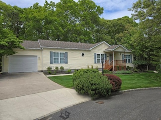 1407 Middle Rd Unit 203, Calverton, NY 11933