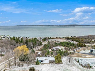 871 Blackbird Rd, Petoskey, MI 49770