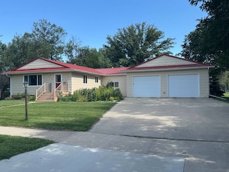 511 E 6th Ave, Redfield, SD 57469