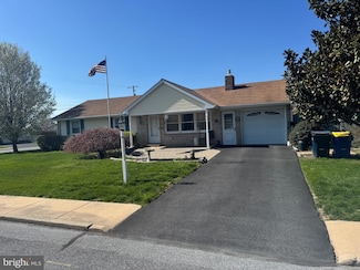 345 W Cedar St, New Holland, PA 17557