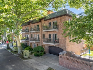 4048 194th St Unit A5, Flushing, NY 11358