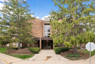 3110 Pheasant Creek Dr Unit 201, Northbrook, IL 60062