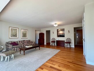 1 Commodore Ct Unit 104, Hull, MA 02045