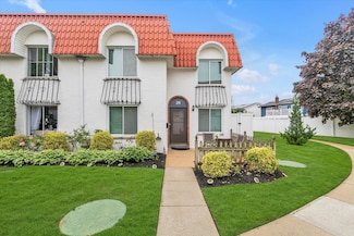 26 Alhambra Dr, Oceanside, NY 11572