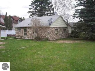 2040 Lakeview Ln, Central Lake, MI 49622