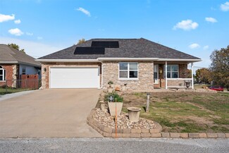 1407 W 9th St, Grove, OK 74344