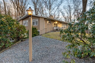 50 Fishs Ln, Warwick, RI 02886