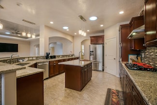 170 Esperanza Dr, Bosque Farms, NM 87068