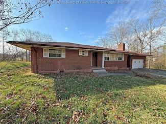 208 Woodland Dr, Nitro, WV 25143