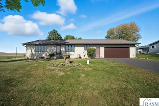 706 Highland Dr, Winthrop, MN 55396