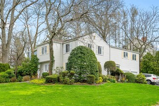 7 Robbins Ln, Great Neck, NY 11020