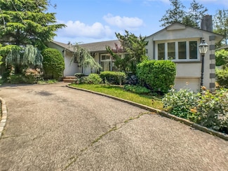 571 Richmond Rd, East Meadow, NY 11554
