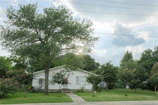 422 Smith St, Grapevine, TX 76051