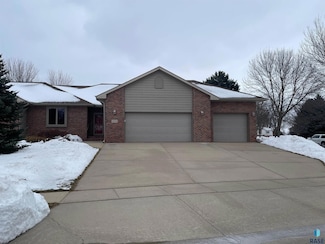 210 E Pinehurst Dr, Sioux Falls, SD 57108