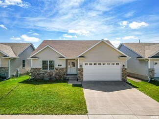 1709 Nicole Ct, Davenport, IA 52807