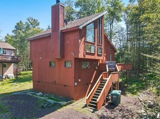 5682 Pembrook Dr, Tobyhanna, PA 18466