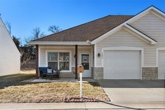1631 Fall Creek Dr, Tonganoxie, KS 66086