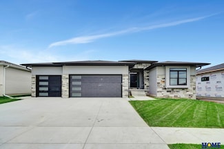 9526 Breashears St, Lincoln, NE 68516