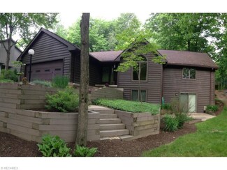 1040 Perry Dr, Akron, OH 44313
