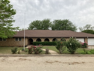 707 N Charles St, Seymour, TX 76380