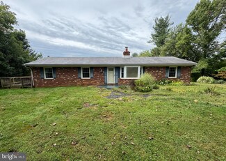 9622 Crest Hill Rd, Marshall, VA 20115