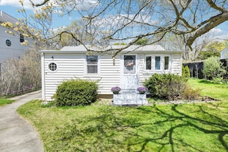 5 Bertha St, East Patchogue, NY 11772