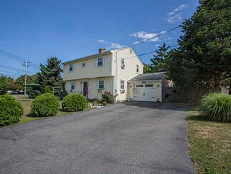 2 Griffin Rd, Middletown, RI 02842