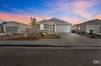 6607 Wind Wolfs Ln, Bakersfield, CA 93313